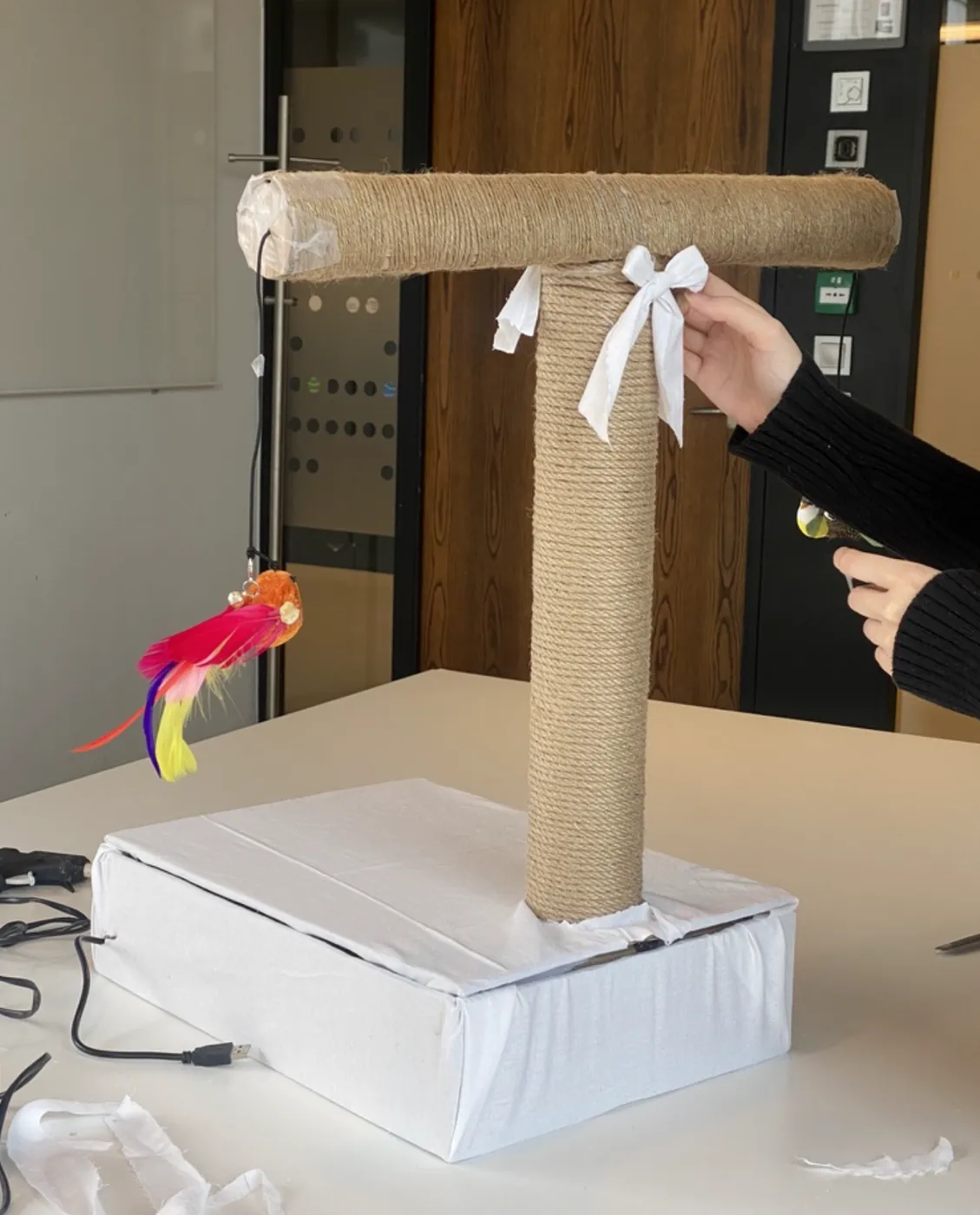 Prototype med stolpe og arm i jutetau på en stoffkledd base