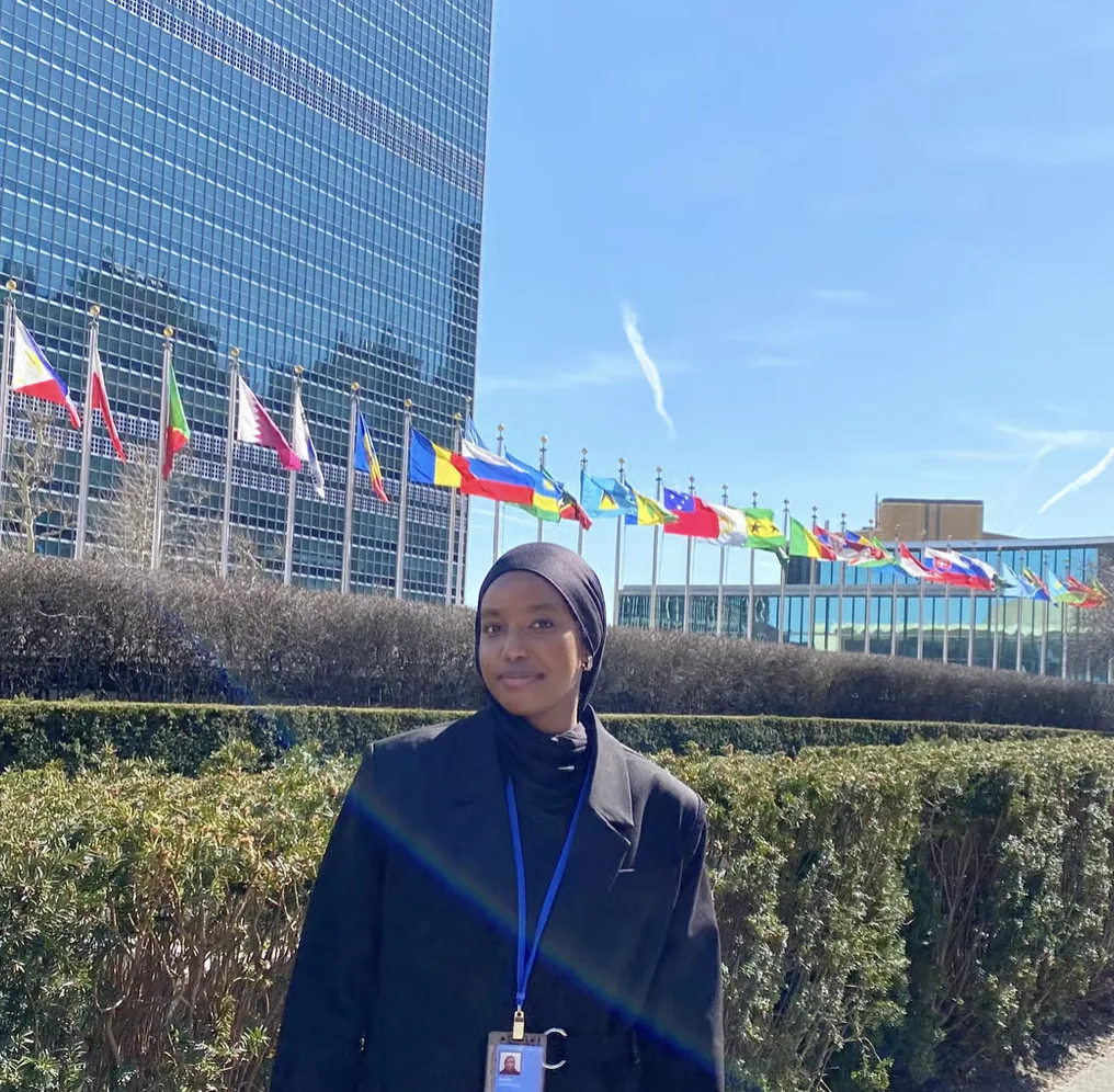 Radwa Godor foran FN-hovedkvarteret i New York