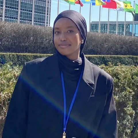 Radwa Godor foran FN-hovedkvarteret i New York